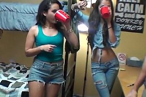 扒开美女私密部位挠脚心vk Porn